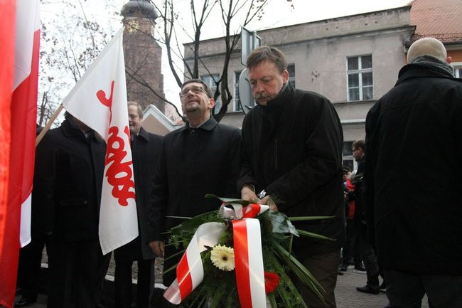 Tablica Solidarności na kamienicy przy Chrobrego 21 (zdjęcia)