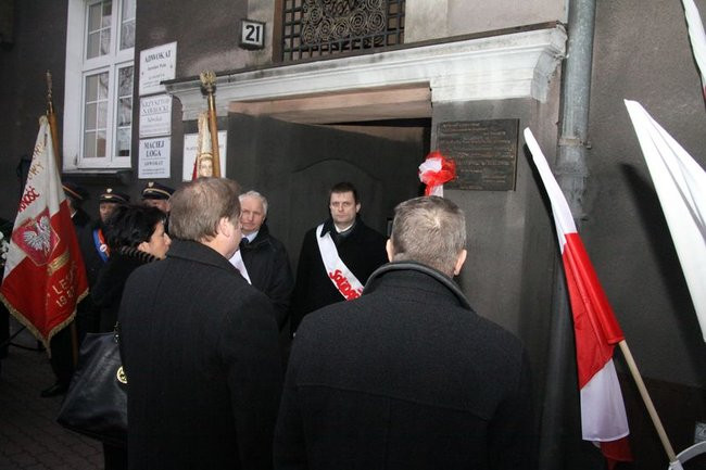 Tablica Solidarności na kamienicy przy Chrobrego 21 (zdjęcia)