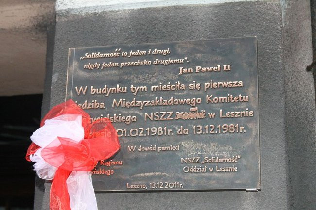 Tablica Solidarności na kamienicy przy Chrobrego 21 (zdjęcia)