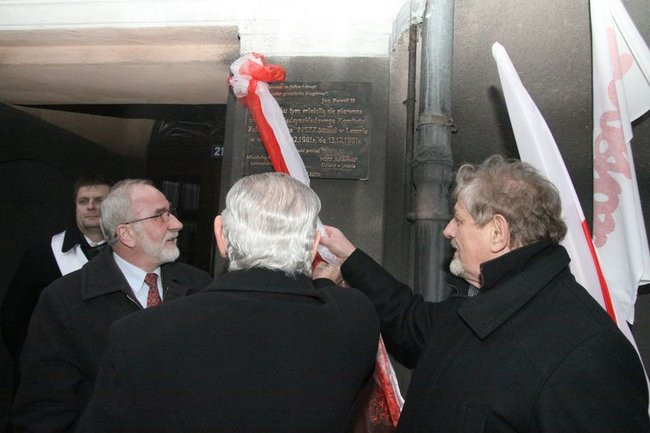 Tablica Solidarności na kamienicy przy Chrobrego 21 (zdjęcia)