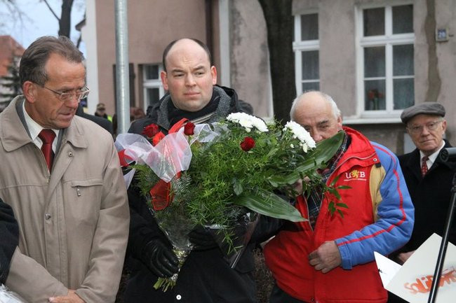 Tablica Solidarności na kamienicy przy Chrobrego 21 (zdjęcia)