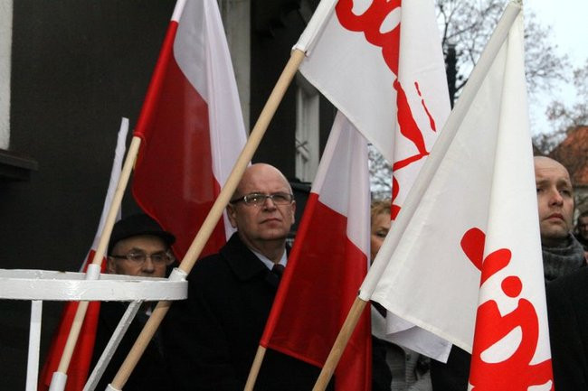 Tablica Solidarności na kamienicy przy Chrobrego 21 (zdjęcia)