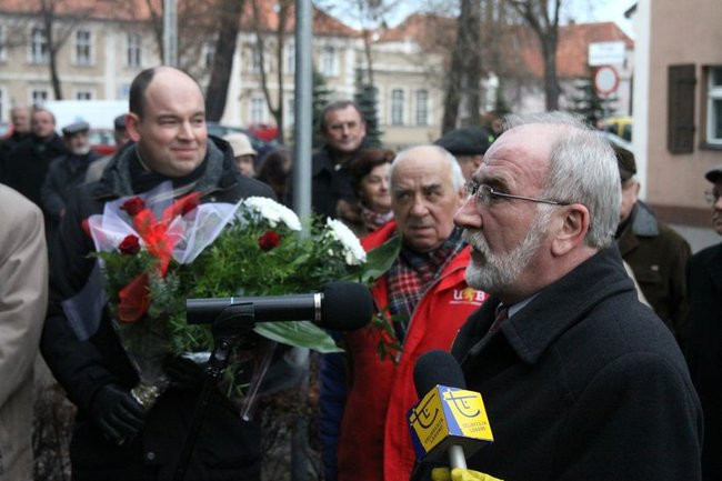 Tablica Solidarności na kamienicy przy Chrobrego 21 (zdjęcia)