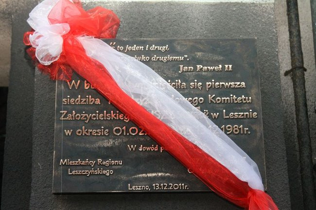 Tablica Solidarności na kamienicy przy Chrobrego 21 (zdjęcia)