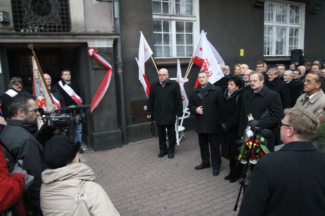 Tablica Solidarności na kamienicy przy Chrobrego 21 (zdjęcia)