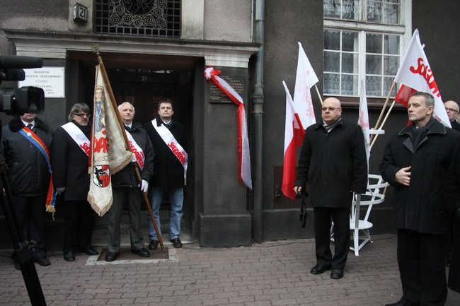 Tablica Solidarności na kamienicy przy Chrobrego 21 (zdjęcia)