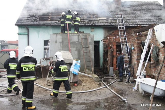 50.000 zł strat po pożarze domu w Święciechowie (zdjęcia)