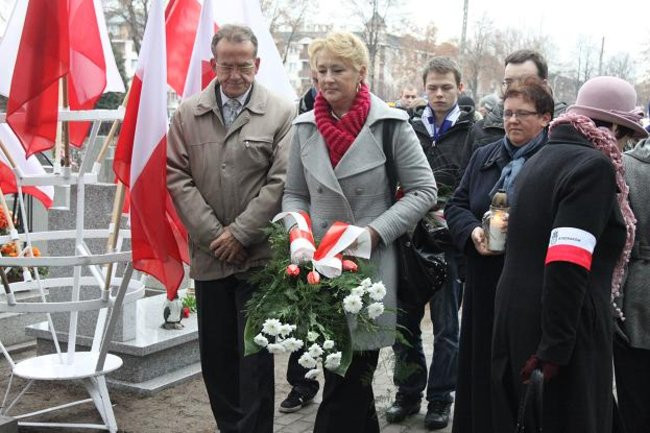 Biało-niebiesko pod pomnikiem (kilka zdjęć)