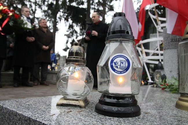 Biało-niebiesko pod pomnikiem (kilka zdjęć)