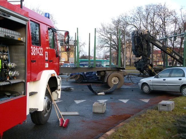Trzy samochody uszkodzone, dwie osoby ranne (zdjęcia)