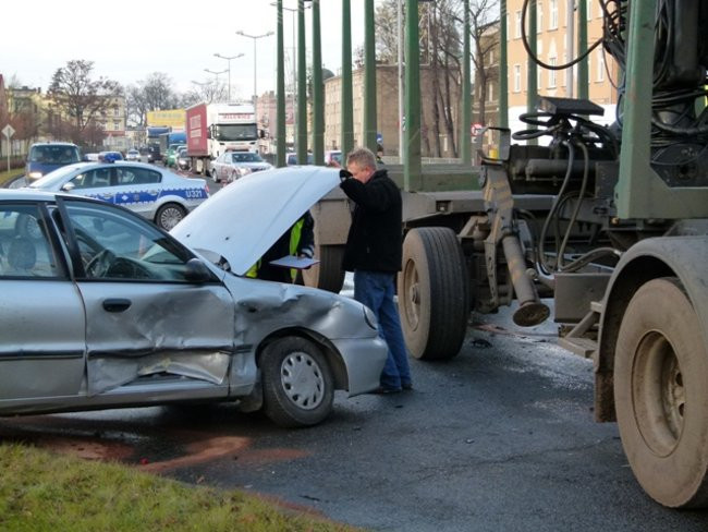 Trzy samochody uszkodzone, dwie osoby ranne (zdjęcia)