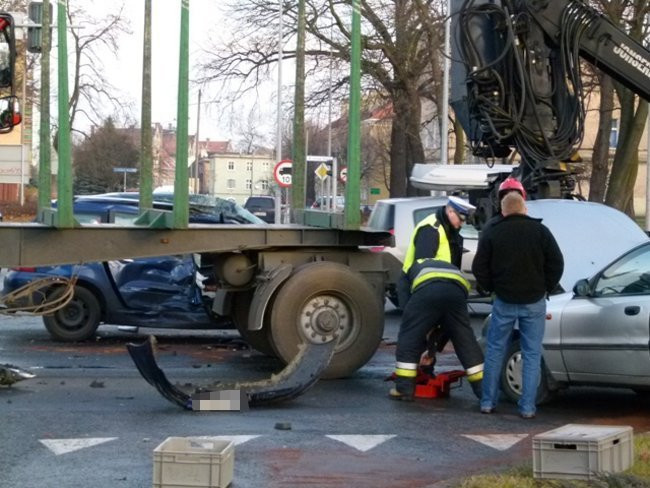 Trzy samochody uszkodzone, dwie osoby ranne (zdjęcia)