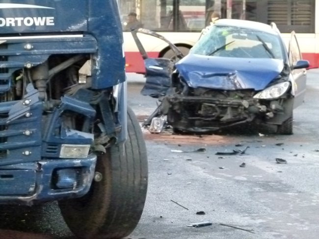 Trzy samochody uszkodzone, dwie osoby ranne (zdjęcia)