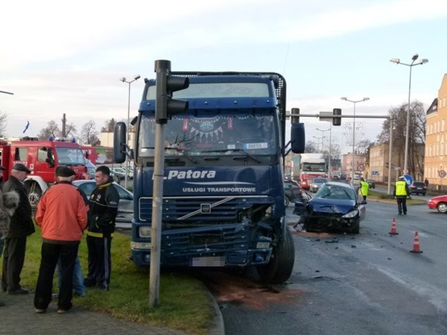 Trzy samochody uszkodzone, dwie osoby ranne (zdjęcia)