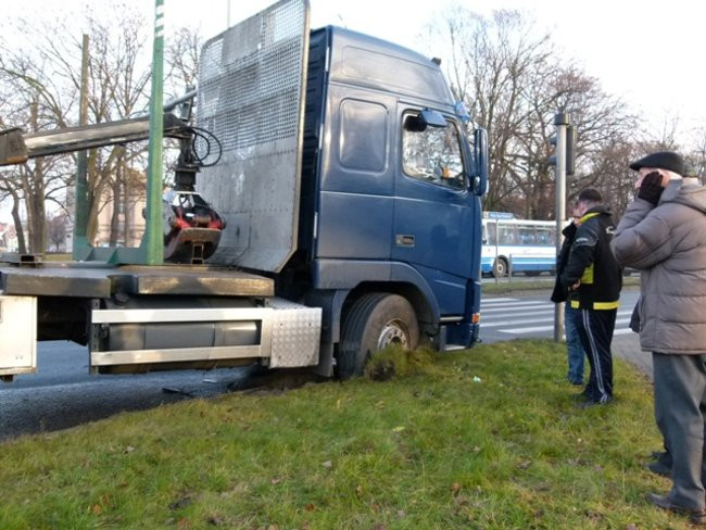 Trzy samochody uszkodzone, dwie osoby ranne (zdjęcia)