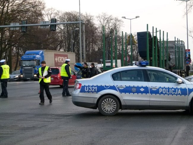 Trzy samochody uszkodzone, dwie osoby ranne (zdjęcia)