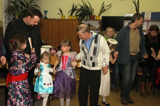 Przebierańcy w SP 9 w Lesznie (zdjęcia)