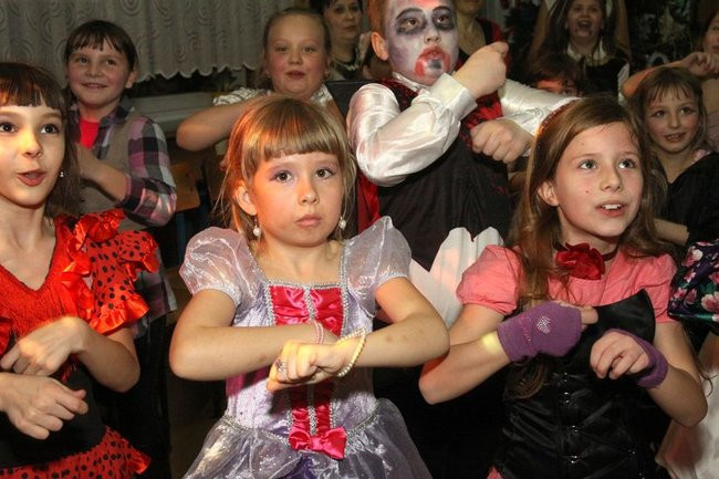 Przebierańcy w SP 9 w Lesznie (zdjęcia)