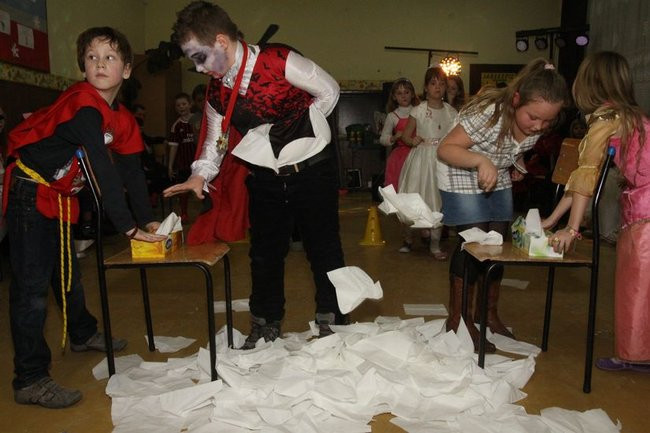 Przebierańcy w SP 9 w Lesznie (zdjęcia)