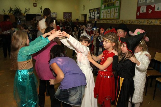 Przebierańcy w SP 9 w Lesznie (zdjęcia)