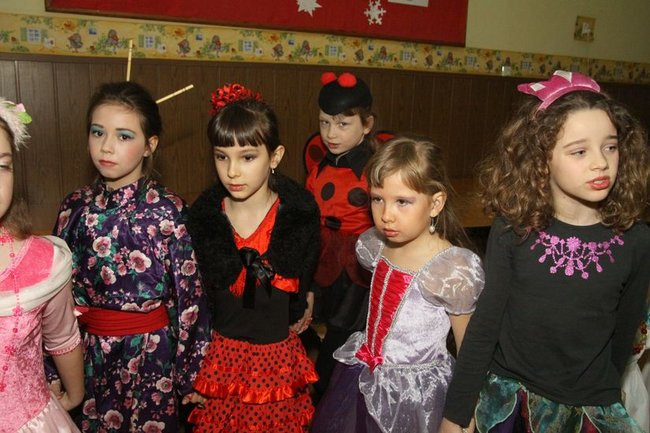 Przebierańcy w SP 9 w Lesznie (zdjęcia)