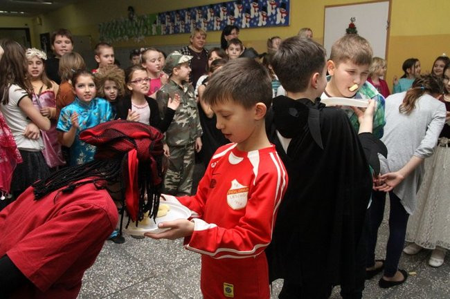 Trzecioklasiści z Dwunastki mieli zabawę (zdjęcia)