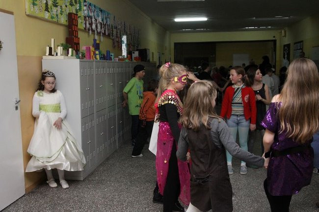 Trzecioklasiści z Dwunastki mieli zabawę (zdjęcia)