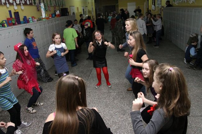Trzecioklasiści z Dwunastki mieli zabawę (zdjęcia)