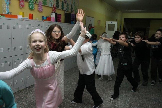 Trzecioklasiści z Dwunastki mieli zabawę (zdjęcia)