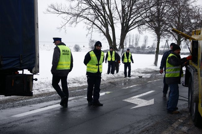 Tir wyciągnięty z rowu. Dwa pasy były zablokowane (zdjęcia)