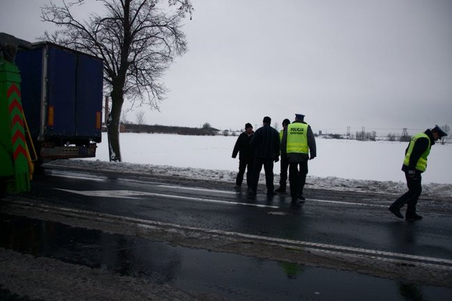 Tir wyciągnięty z rowu. Dwa pasy były zablokowane (zdjęcia)