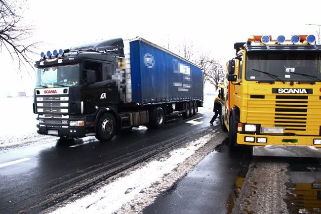 Tir wyciągnięty z rowu. Dwa pasy były zablokowane (zdjęcia)