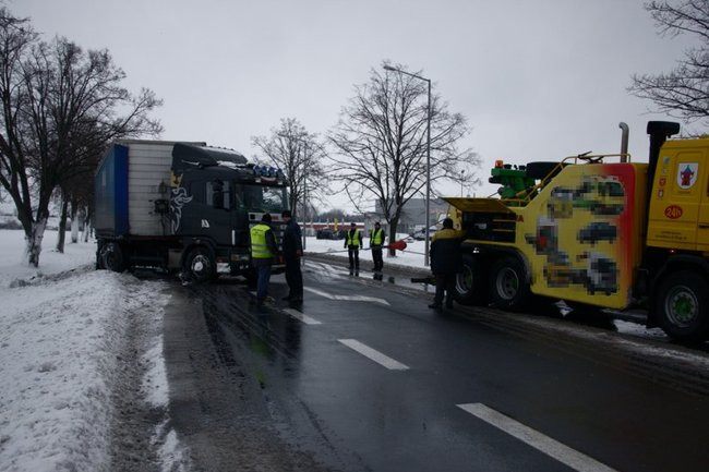 Tir wyciągnięty z rowu. Dwa pasy były zablokowane (zdjęcia)