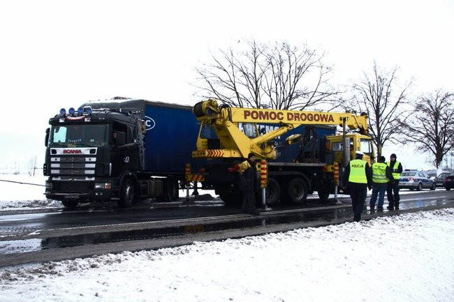 Tir wyciągnięty z rowu. Dwa pasy były zablokowane (zdjęcia)
