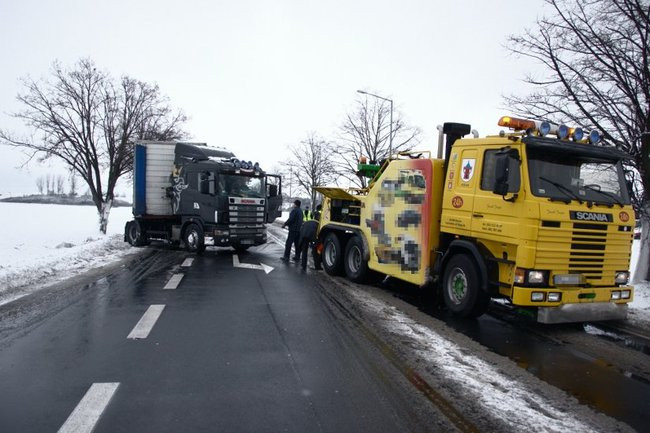 Tir wyciągnięty z rowu. Dwa pasy były zablokowane (zdjęcia)