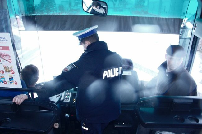 Policja kontroluje autobusy (zdjęcia i dźwięk)
