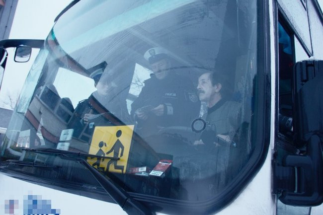 Policja kontroluje autobusy (zdjęcia i dźwięk)