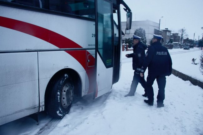 Policja kontroluje autobusy (zdjęcia i dźwięk)