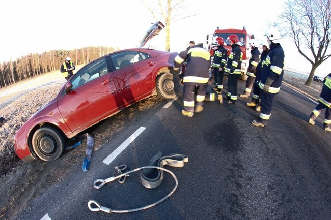 Ford dachował w rowie (zdjęcia)