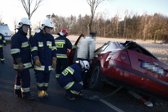 Ford dachował w rowie (zdjęcia)