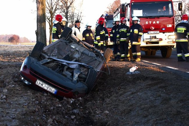 Ford dachował w rowie (zdjęcia)