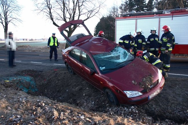 Ford dachował w rowie (zdjęcia)