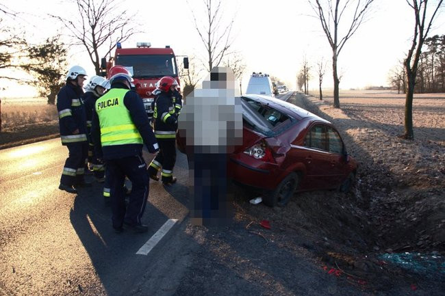 Ford dachował w rowie (zdjęcia)