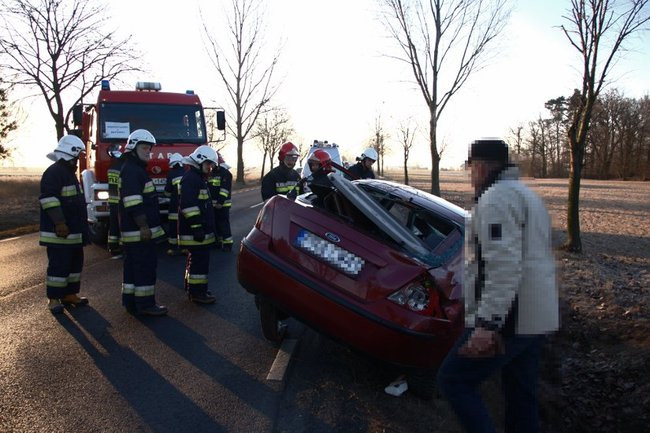 Ford dachował w rowie (zdjęcia)