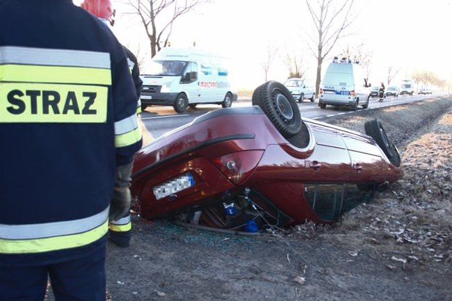 Ford dachował w rowie (zdjęcia)