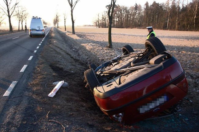 Ford dachował w rowie (zdjęcia)