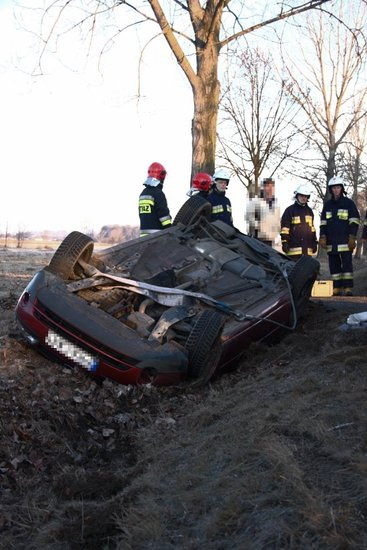 Ford dachował w rowie (zdjęcia)
