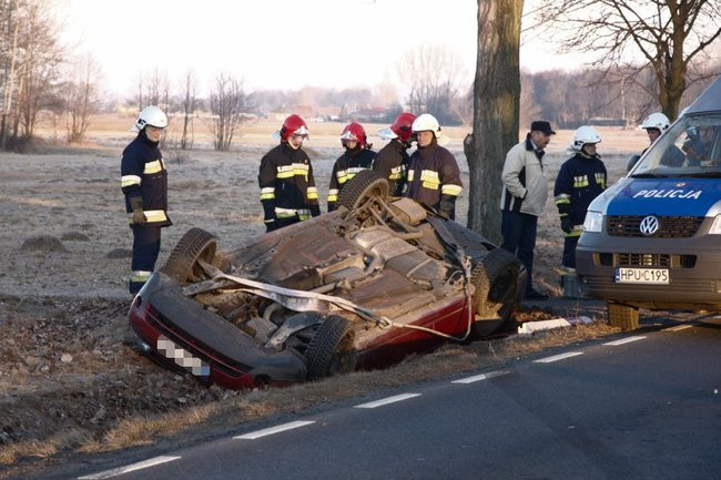 Ford dachował w rowie (zdjęcia)
