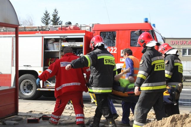 Pracownik przysypany ziemią (zdjęcia)