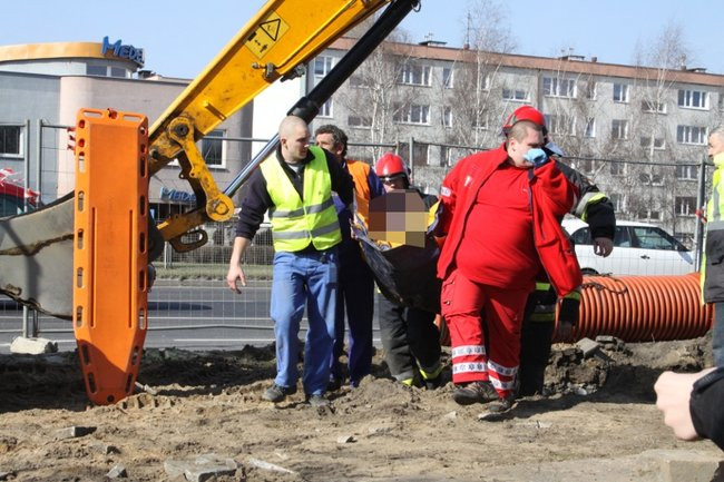 Pracownik przysypany ziemią (zdjęcia)